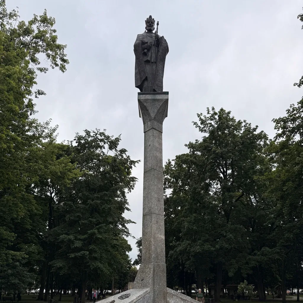 Denkmal für Zygmunt II. August im Park im Zentrum von Augustów