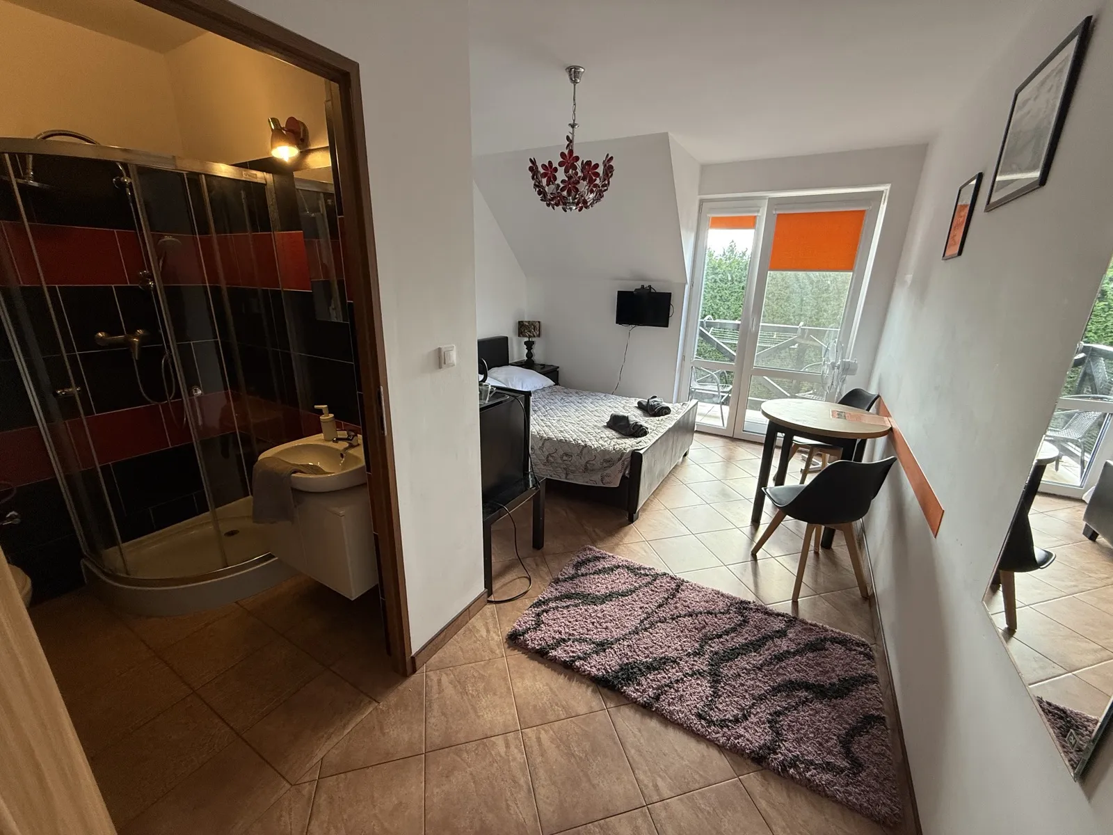 Pokój 2-osobowy #15 w VITA Augustów - łóżko małżeńskie, designerska łazienka